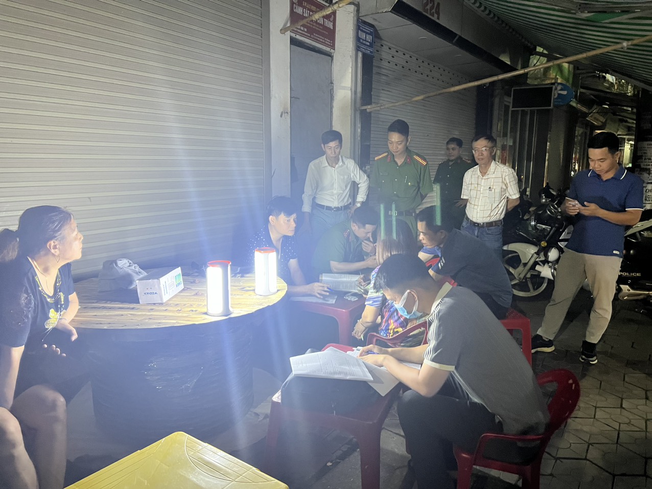 Bắt quả tang đối tượng bán số lô, đề trái phép trên đường Phạm Hồng Thái (Hồng Bàng)